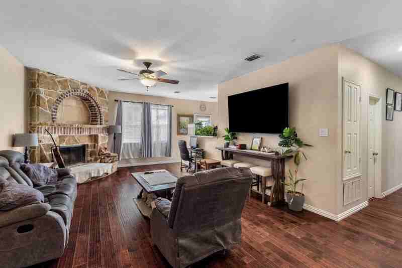 1526 Cliff Creek Dr - Photo 3 of 12