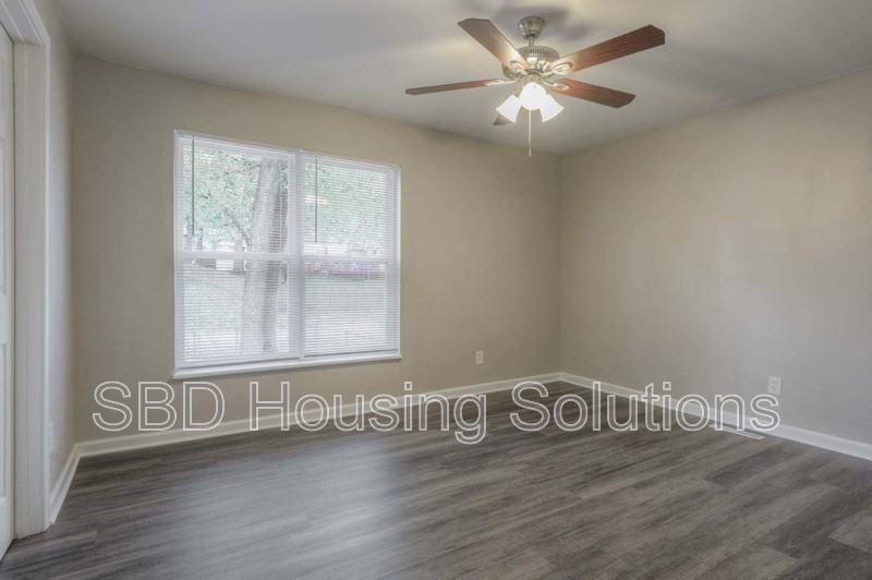10325 Smalley Ave - Photo 5 of 12