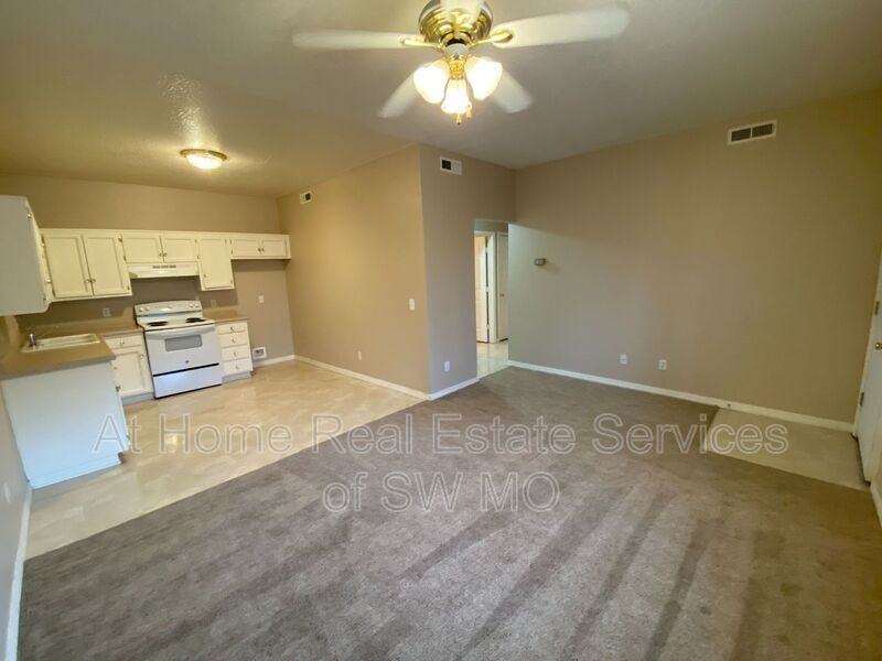 211 E Robberson St #B - Photo 3 of 6