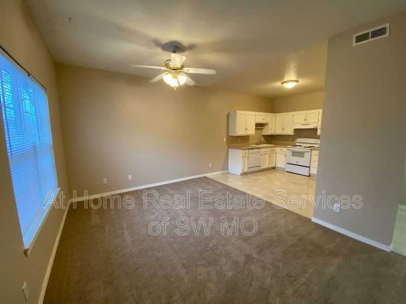 211 E Robberson St #B - Photo 4 of 6