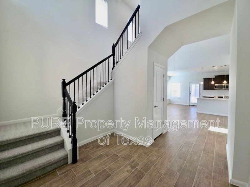 9900 Dalliance Ln - Photo 4 of 30