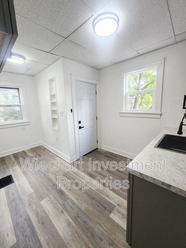 905 W Wayne St - Photo 2 of 9