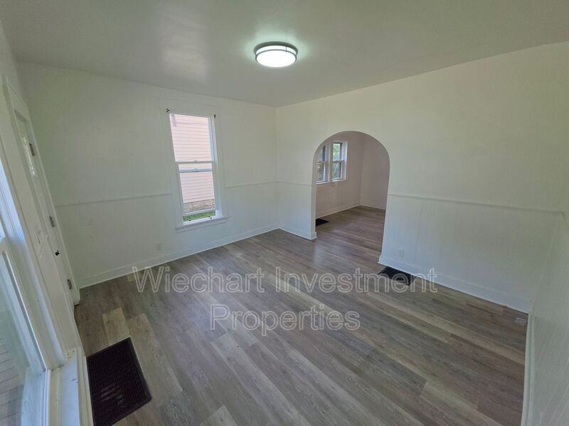 905 W Wayne St - Photo 3 of 9