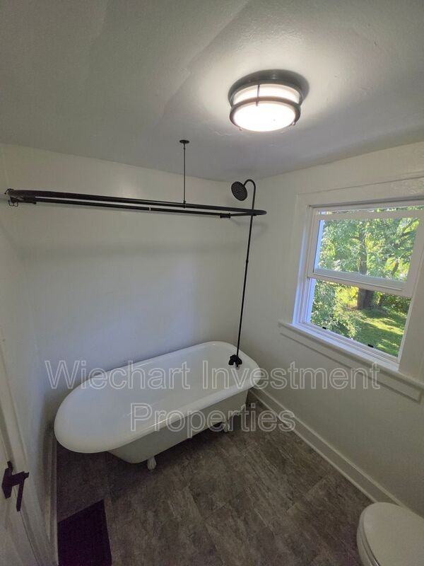 905 W Wayne St - Photo 6 of 9