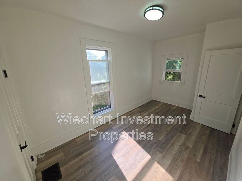 905 W Wayne St - Photo 7 of 9
