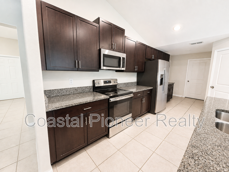 16576 Delia St - Photo 4 of 29