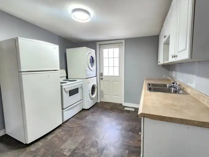185 Parkhill Rd W #4