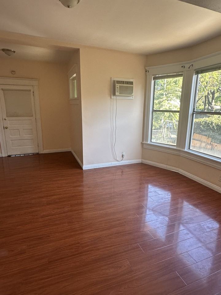 607 N Summit Ave #NA - Photo 3 of 13