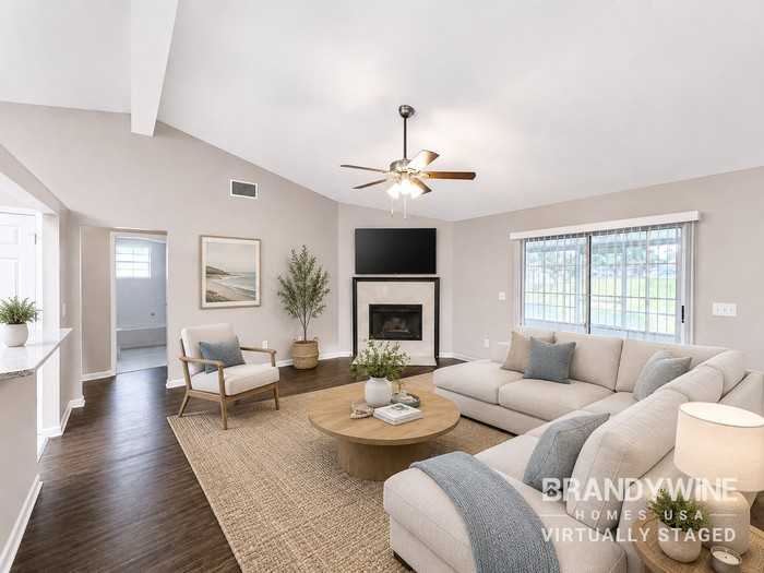 11067 Barbizon Cir W - Photo 3 of 25