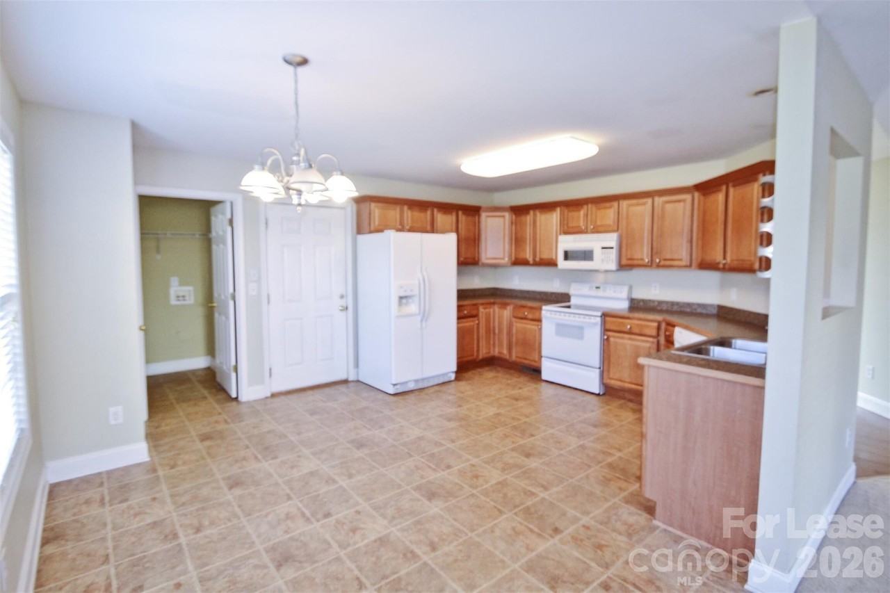 1491 Mayfair Dr - Photo 4 of 13