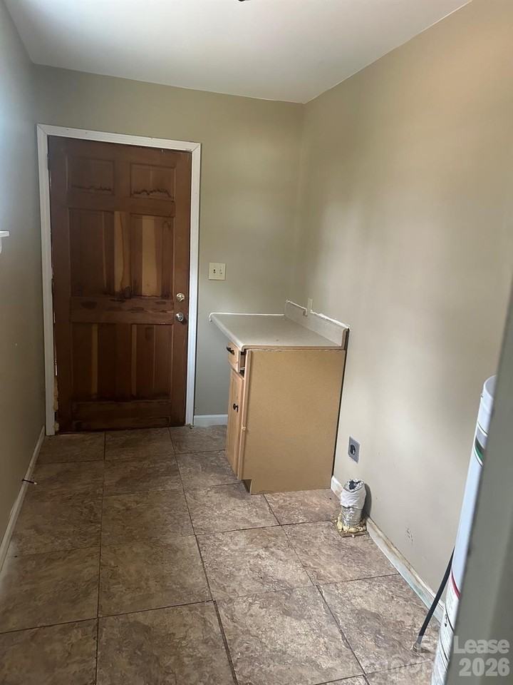 1323 7th St - Photo 4 of 10