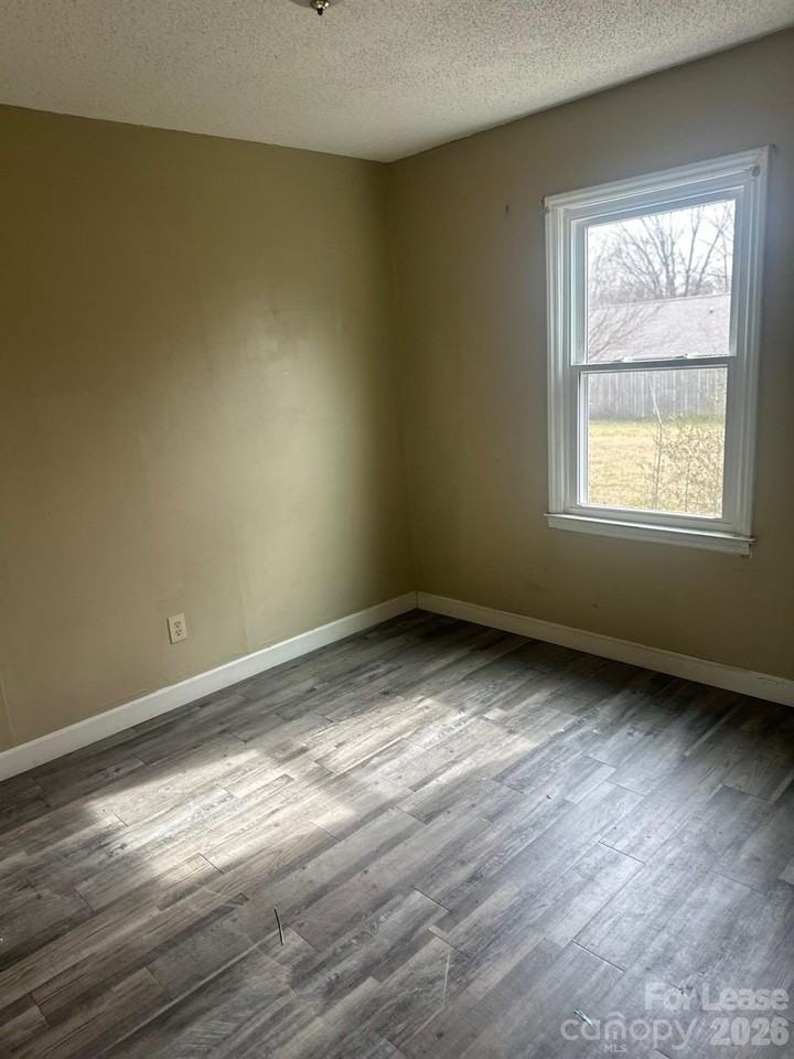 1323 7th St - Photo 7 of 10