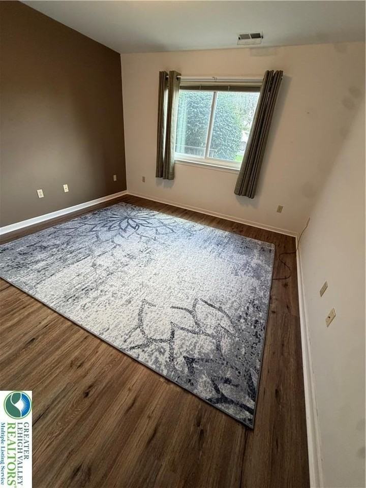 916 Cold Spring Rd - Photo 3 of 8