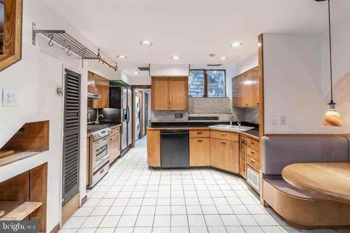 618 S Front St - Photo 5 of 24