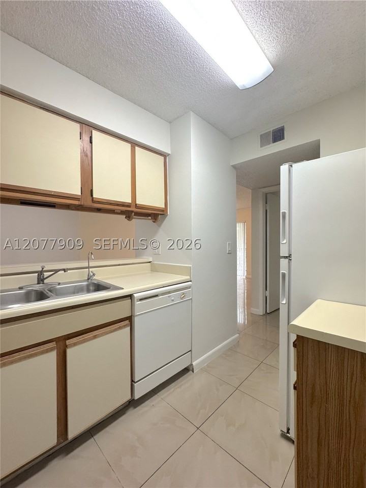 1265 Sw 46th Ave #2201 - Photo 3 of 21