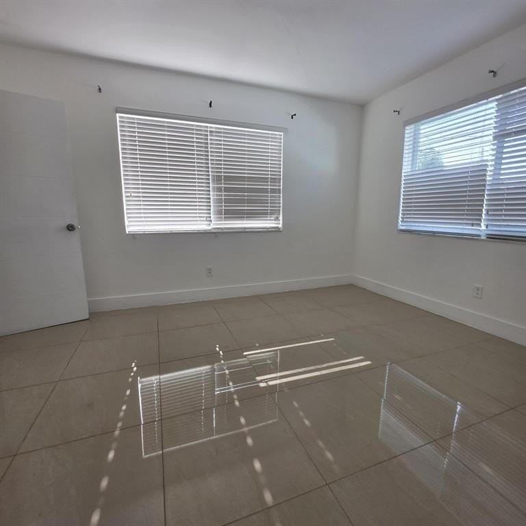 181 Ne 168th St #2 - Photo 2 of 6