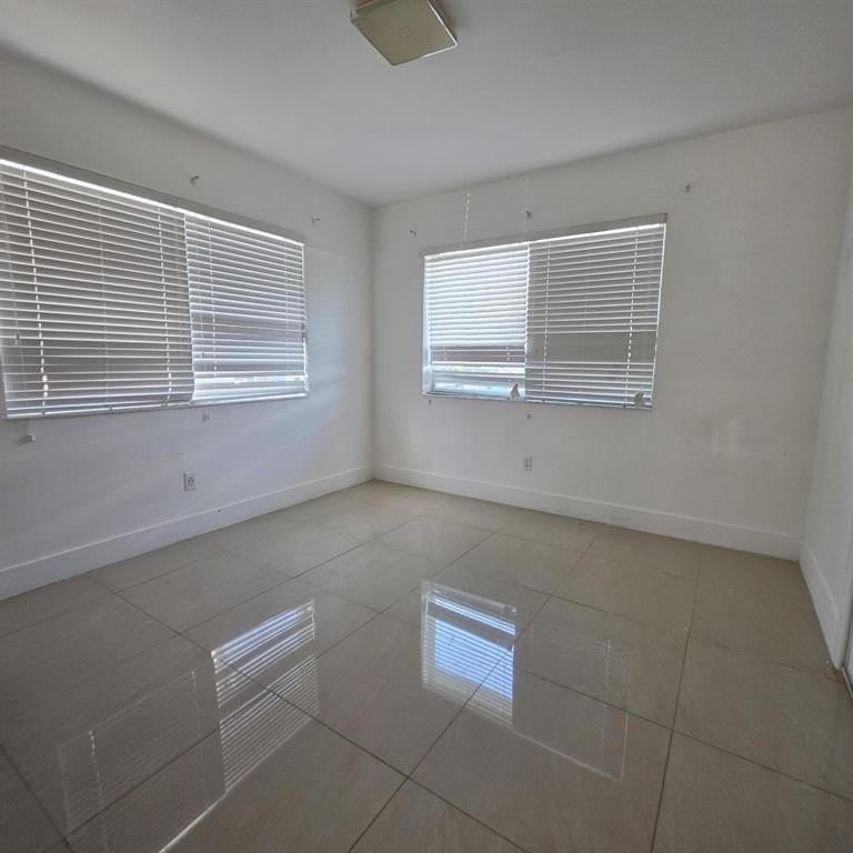 181 Ne 168th St #2 - Photo 4 of 6