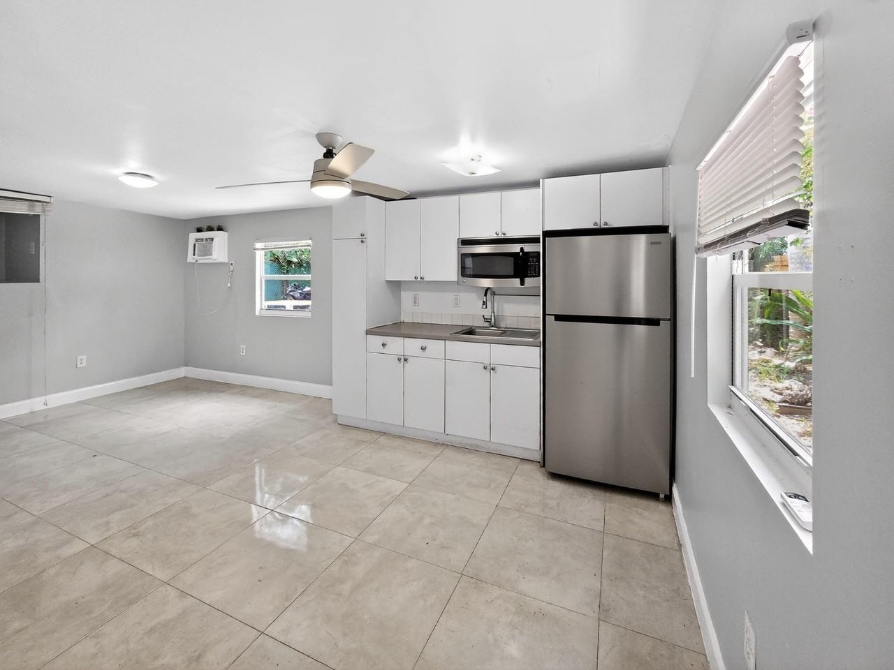 2426 Ne 184th St - Photo 3 of 15