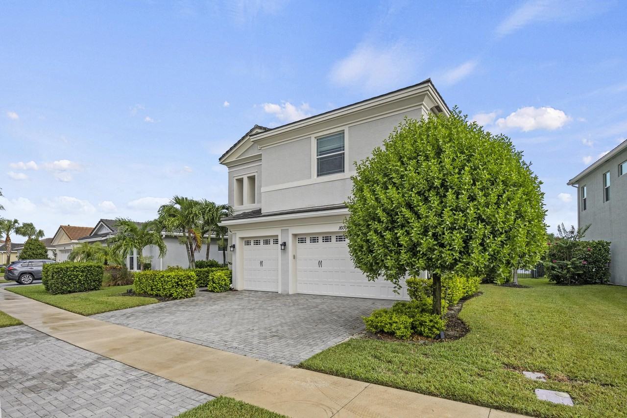 16007 Whippoorwill Cir - Photo 2 of 50