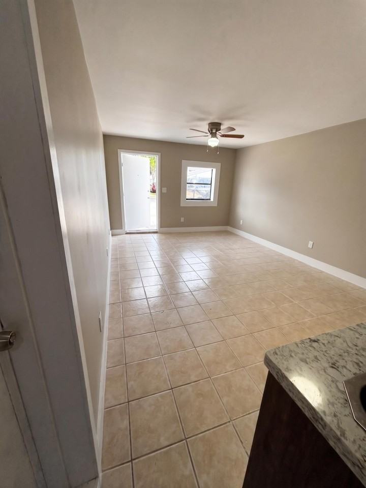 1711 N 17th Ct #C - Photo 2 of 5