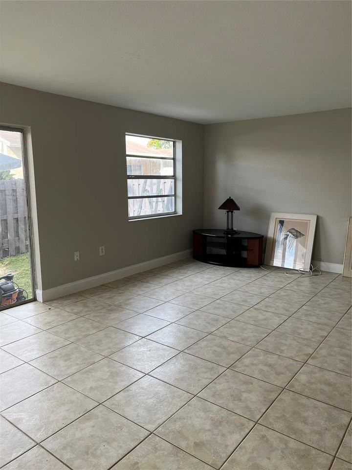 8265 Nw 192nd Ter - Photo 5 of 17