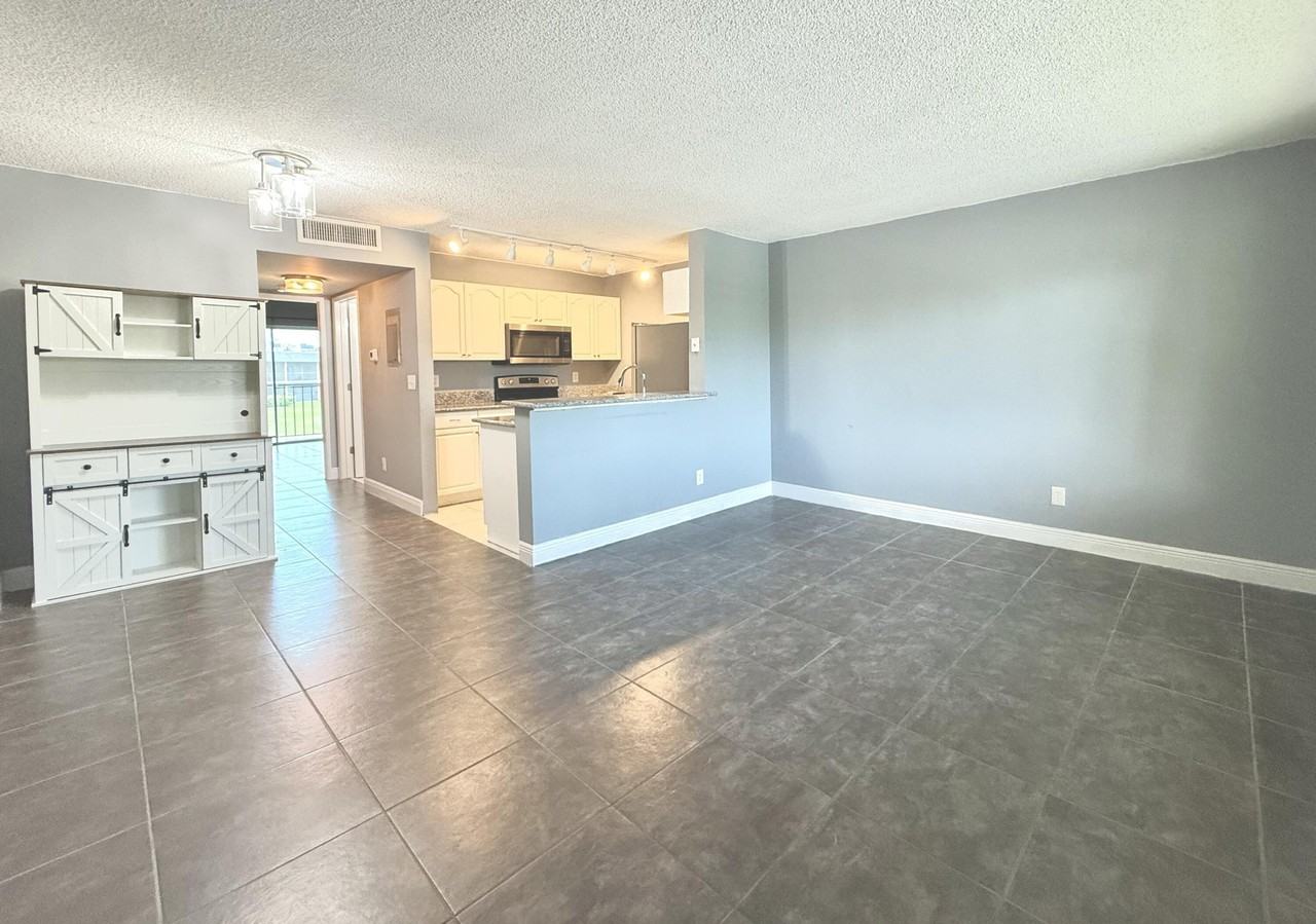 1625 Meadows Cir W - Photo 4 of 16