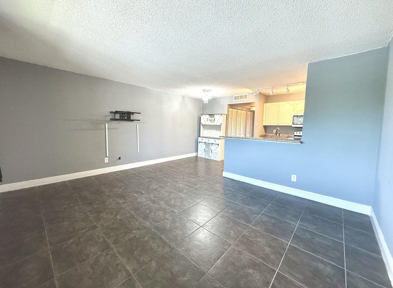 1625 Meadows Cir W - Photo 6 of 16