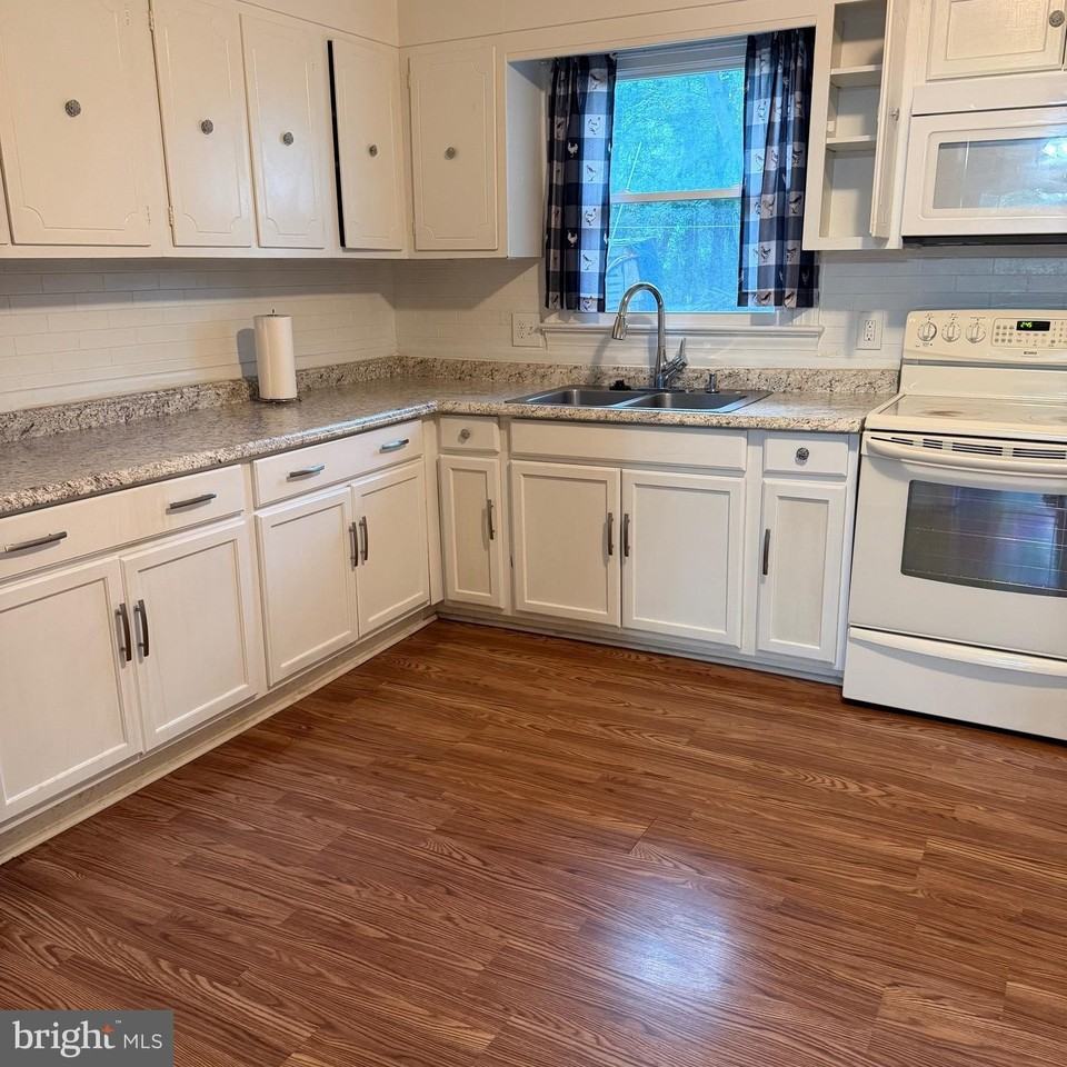 205 Wilcox St - Photo 4 of 13