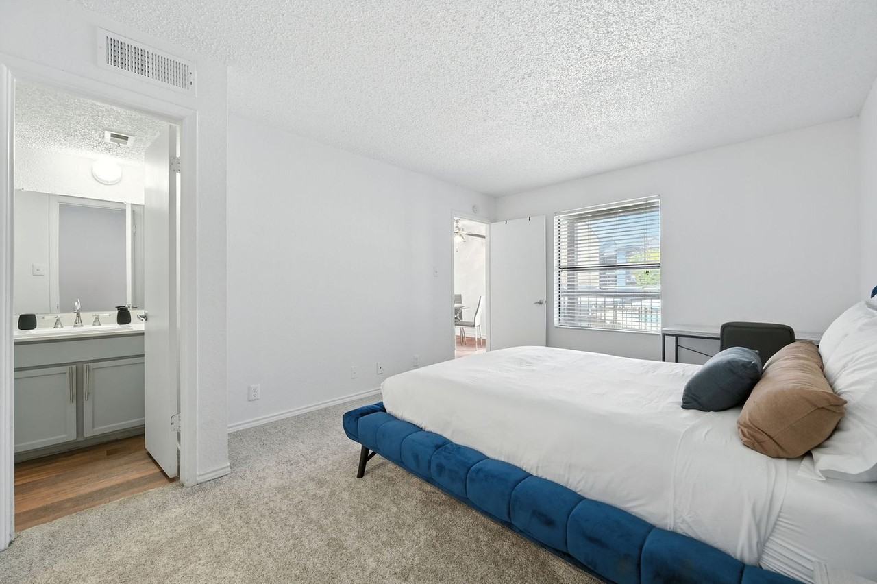 1071 Clayton Lane - Photo 5 of 23