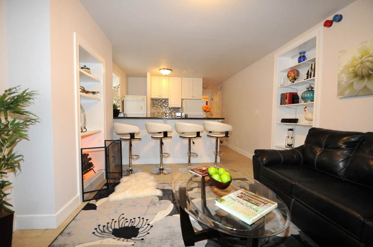 724 E Capitol St Ne #1610323P - Photo 2 of 10