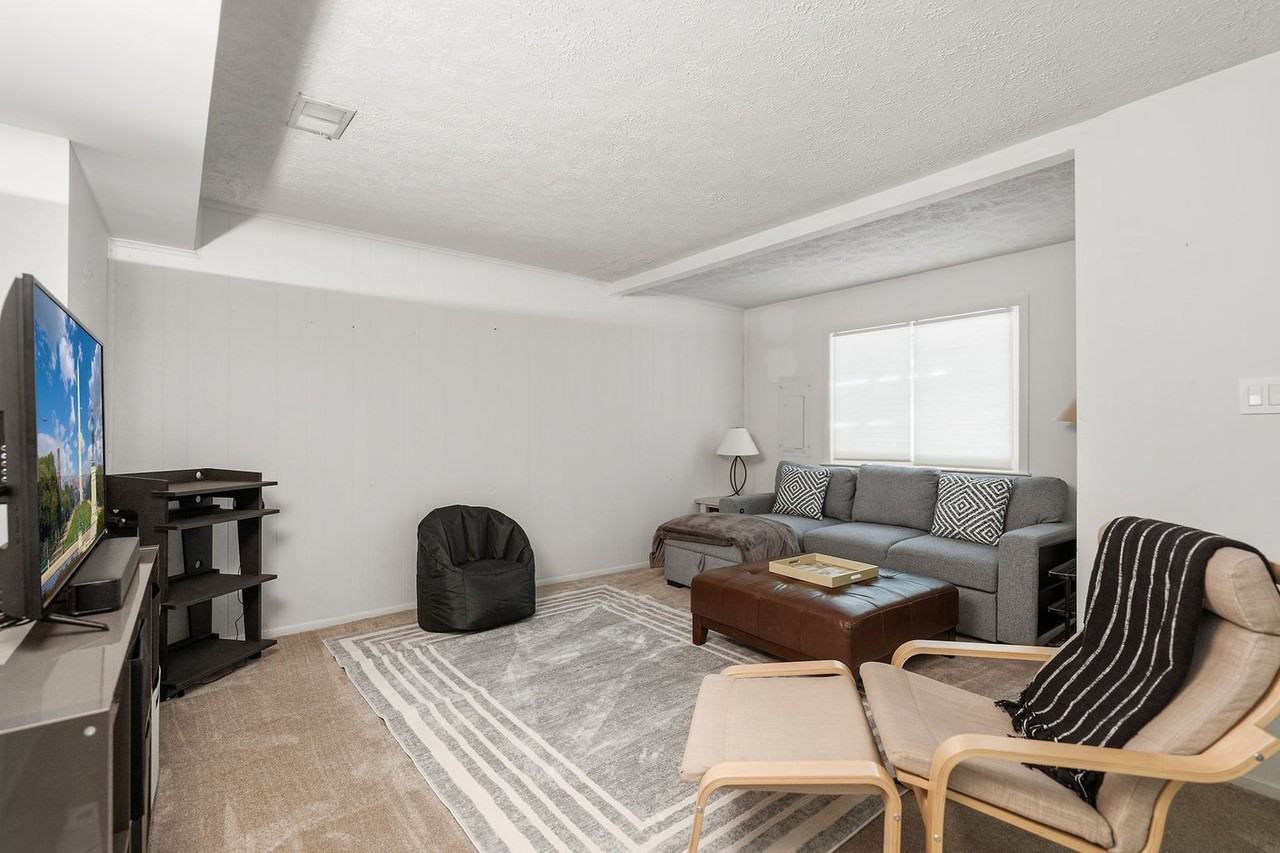 2210 Glencourse Ln #1609818P - Photo 5 of 23