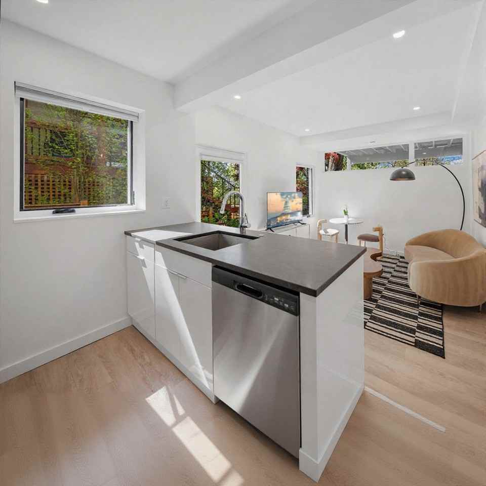 2812 29th Pl Nw #1610325P - Photo 4 of 11