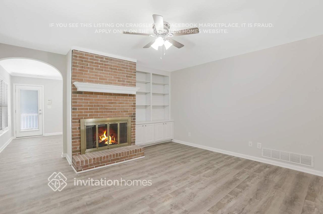 2010 Carriage Way - Photo 4 of 30