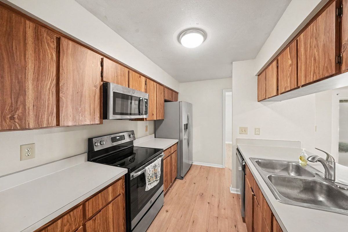 1913 Cedarbrooke Dr - Photo 4 of 26