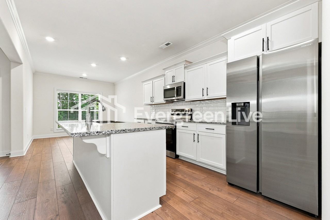 242 Greenwood Dr - Photo 4 of 15
