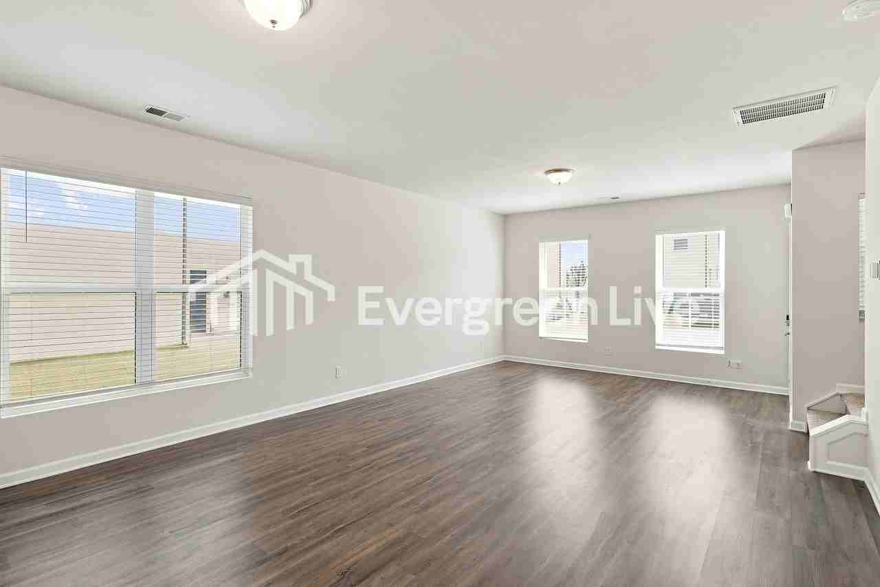 933 Hamilton Crossing Sq - Photo 3 of 16