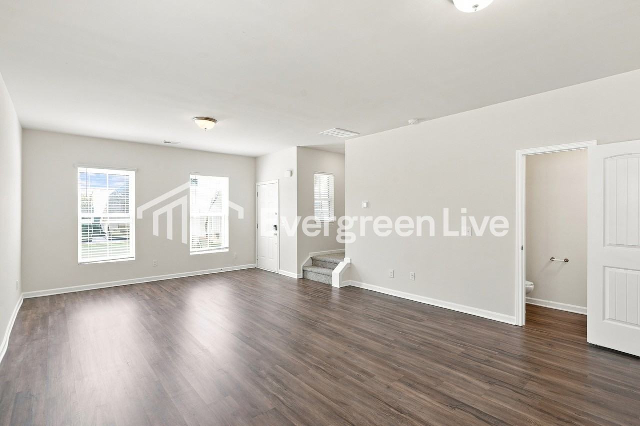 933 Hamilton Crossing Sq - Photo 4 of 16