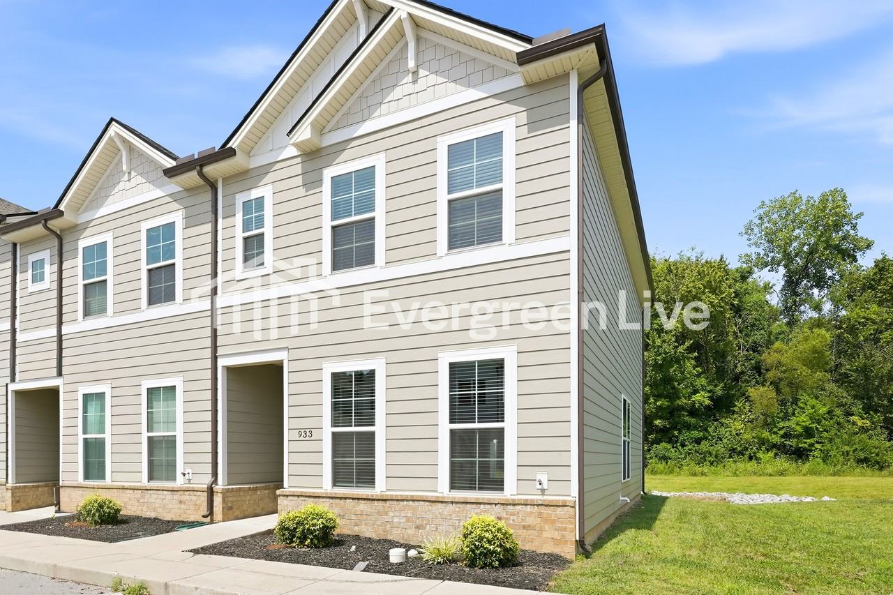 933 Hamilton Crossing Sq - Photo 2 of 16