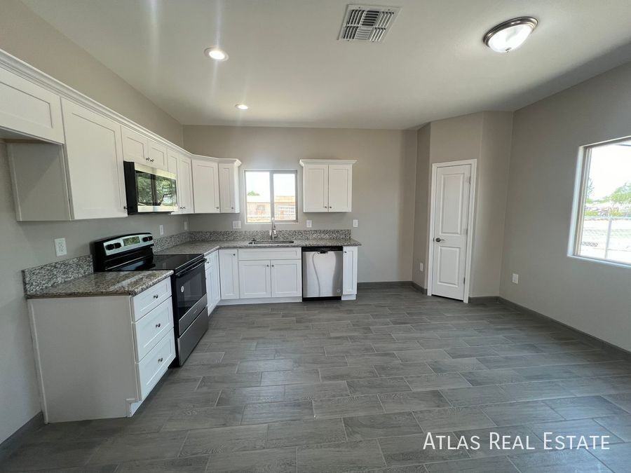 802 E 35th St #1 - Photo 5 of 28