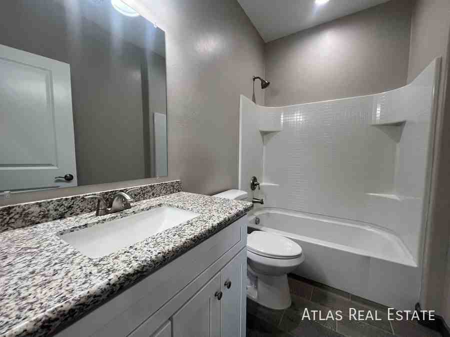 802 E 35th St #1 - Photo 7 of 28
