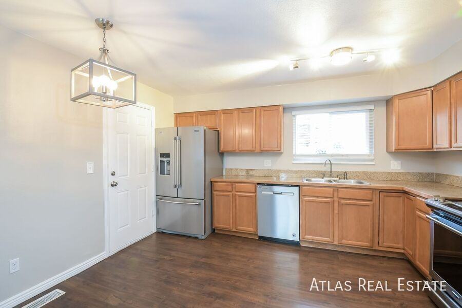 1304 S Argonne St - Photo 7 of 36