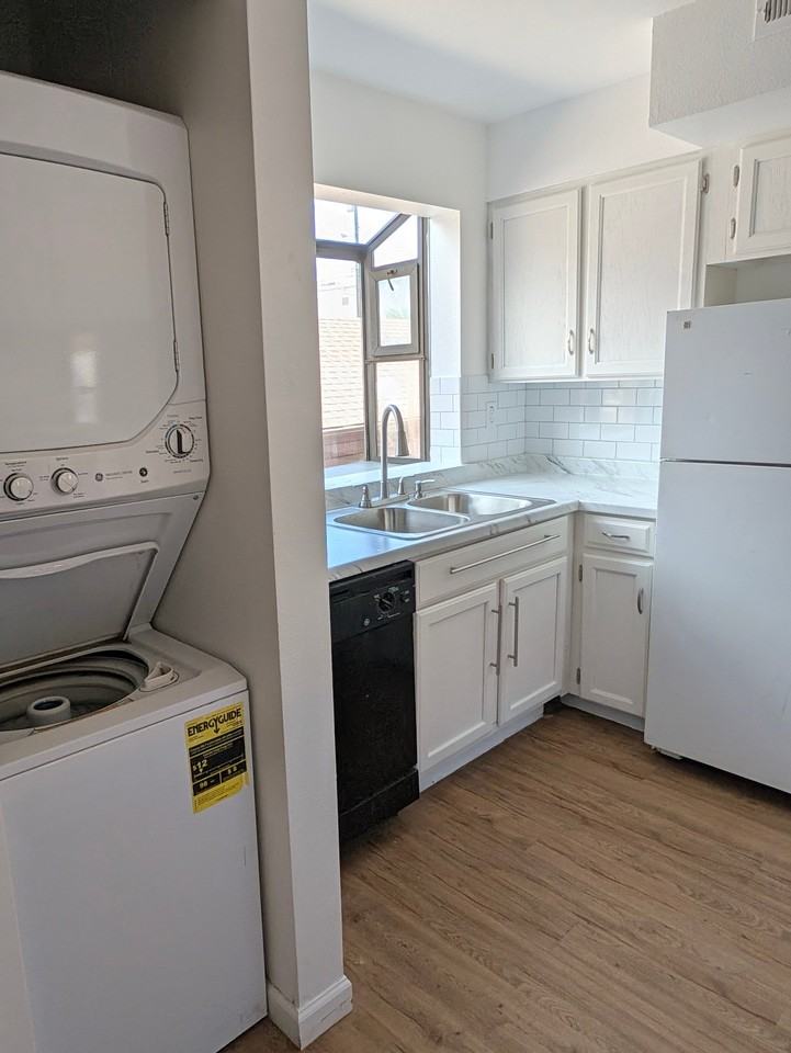 303 W Lehow Ave - Photo 2 of 16