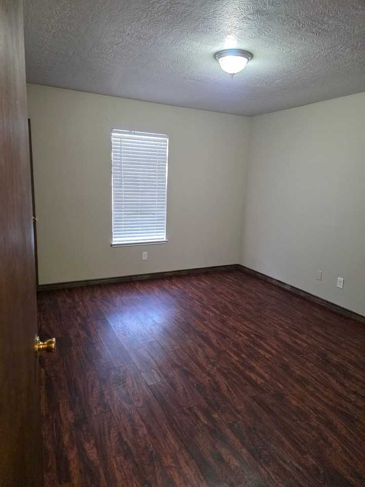 1315 N Twin City Hwy #4 - Photo 3 of 8