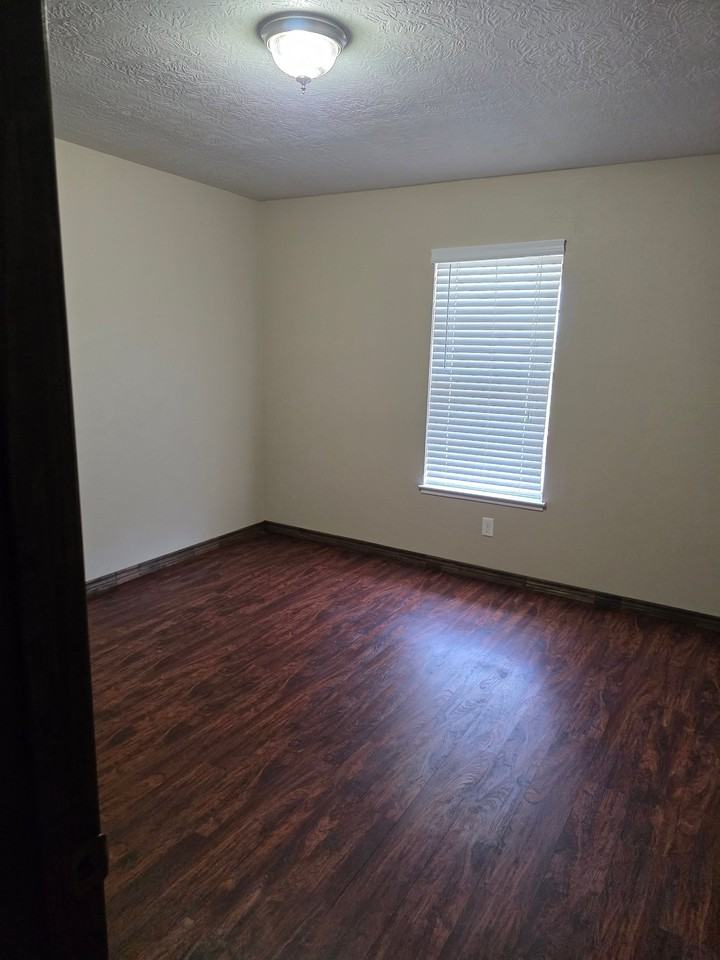 1315 N Twin City Hwy #4 - Photo 4 of 8
