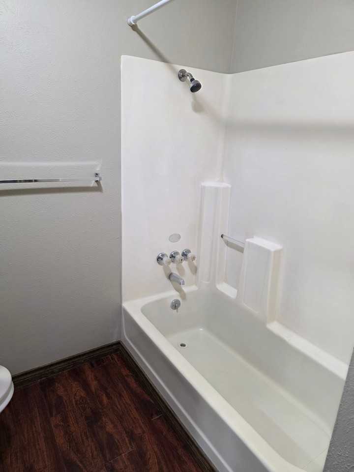 1315 N Twin City Hwy #4 - Photo 5 of 8