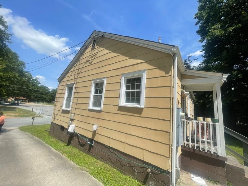 1009 Duke St - Photo 2 of 14