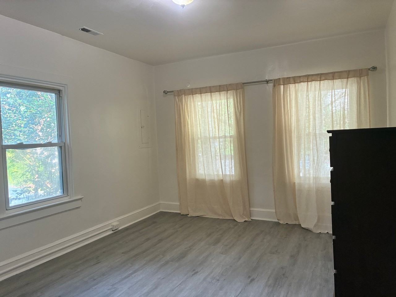 574 49th Pl Ne - Photo 4 of 9