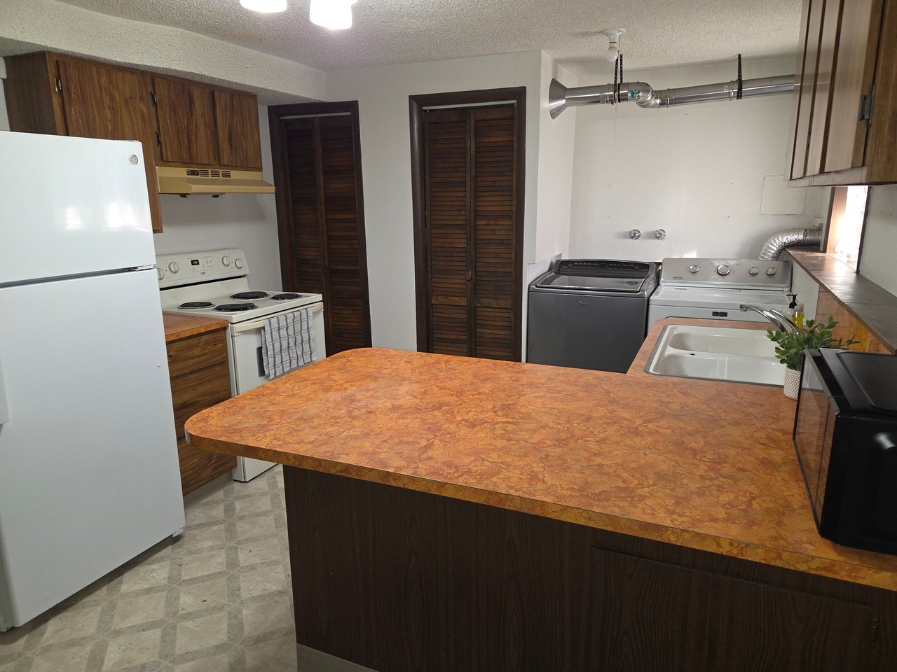 412 Linden Ave - Photo 3 of 4