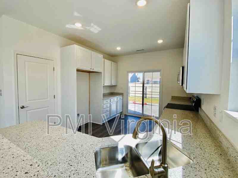 1909 Brentford Ln - Photo 5 of 38