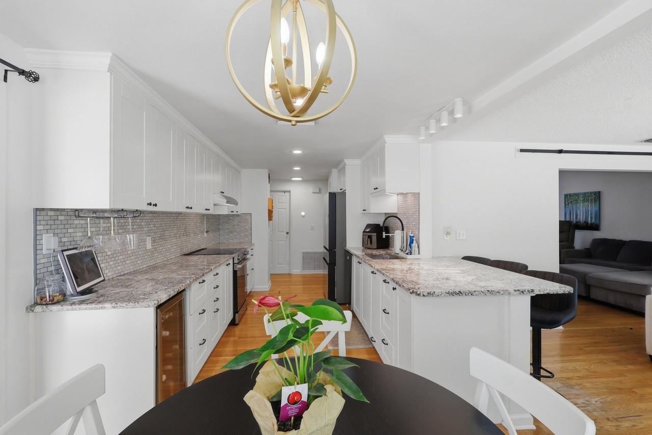 1638 Spottswood Cir - Photo 4 of 20